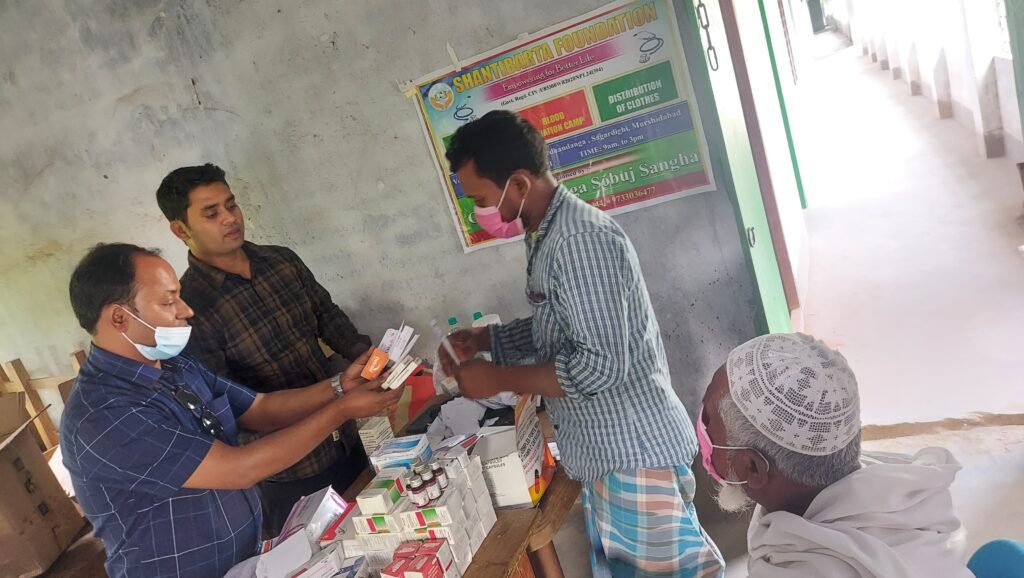 Doctors providing free medicines